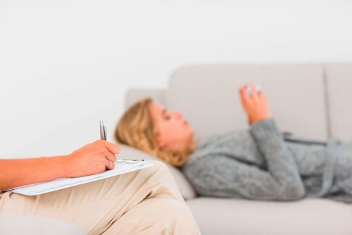 Frau auf der Couch